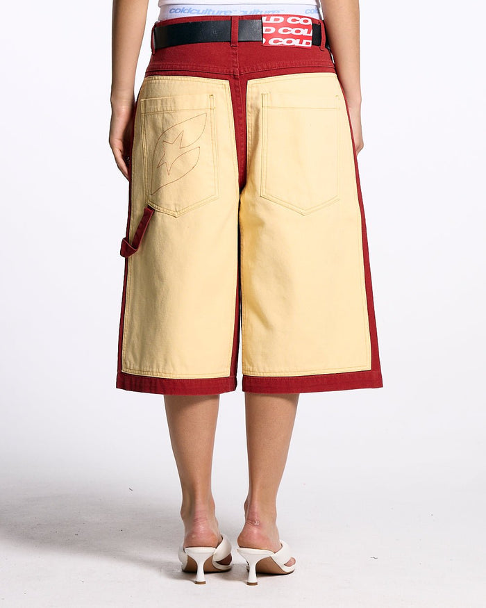 CARPENTER PANELS SHORTS BURGUNDY AND VANILLE - burgundy and cream carpenter shorts, back view on female model - Cold Culture #woman