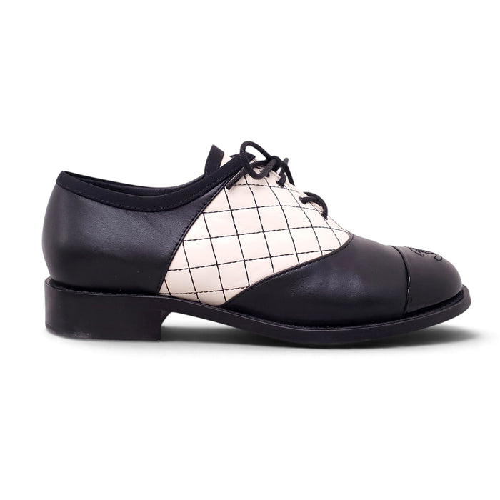 CHANEL MATELASSE CREAM AND BLACK LEATHER SHOES - SIZE 39C