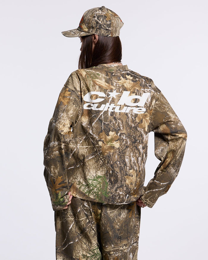 LONGSLEEVE REALTREE EDGE - brown camo longsleeve tee, back view on female model - Cold Culture #woman