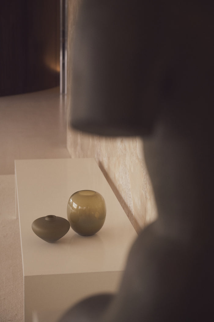 PEBBLE VASE 03 GLASS OLIVE MATTE