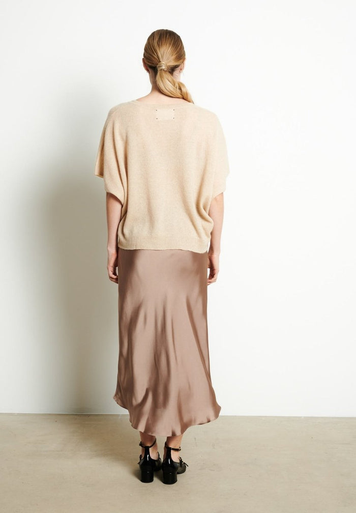 RIA 25 Pull col V manches chauve - souris en cachemire beige