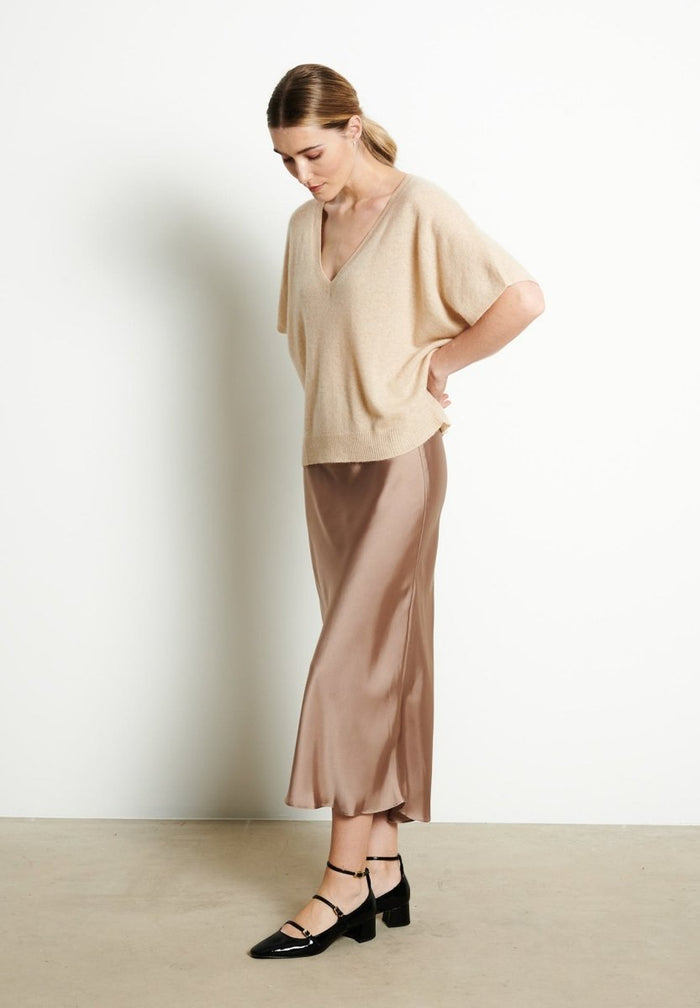 RIA 25 Pull col V manches chauve - souris en cachemire beige