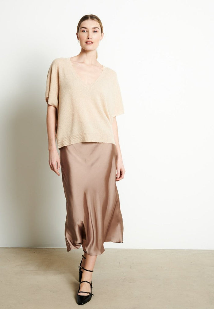 RIA 25 Pull col V manches chauve - souris en cachemire beige
