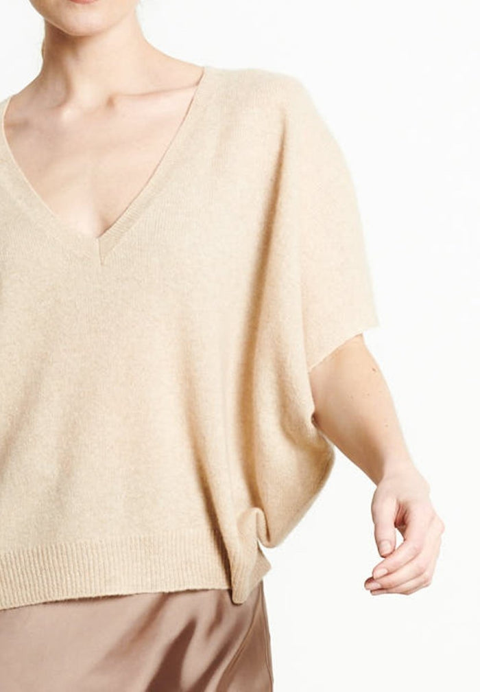 RIA 25 Pull col V manches chauve - souris en cachemire beige