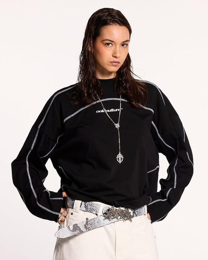 ROLLER LONGSLEEVE TEE BLACK - black oversized longsleeve tee, front view on female model - Cold Culture #woman