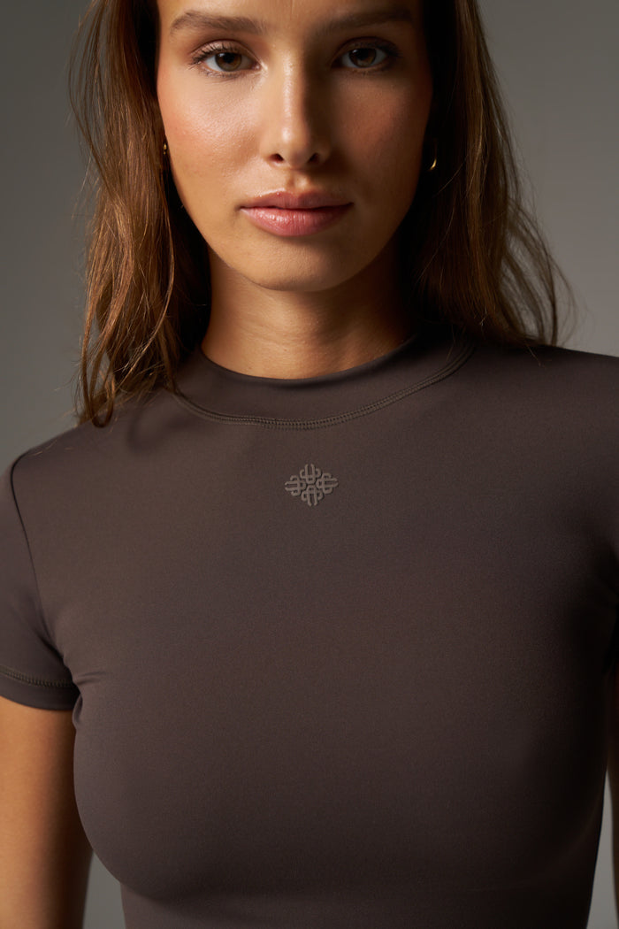 SCULPTING STRETCH EMBLEM BABY TEE - CHOCOLATE